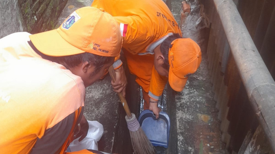 Kontroling Rutin Cegah Banjir di Warga RW. 16 dan RW.
