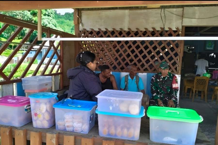 Babinsa Supiori Utara Ingatkan Warga Fanindi Waspada Cuaca Saat Melaut